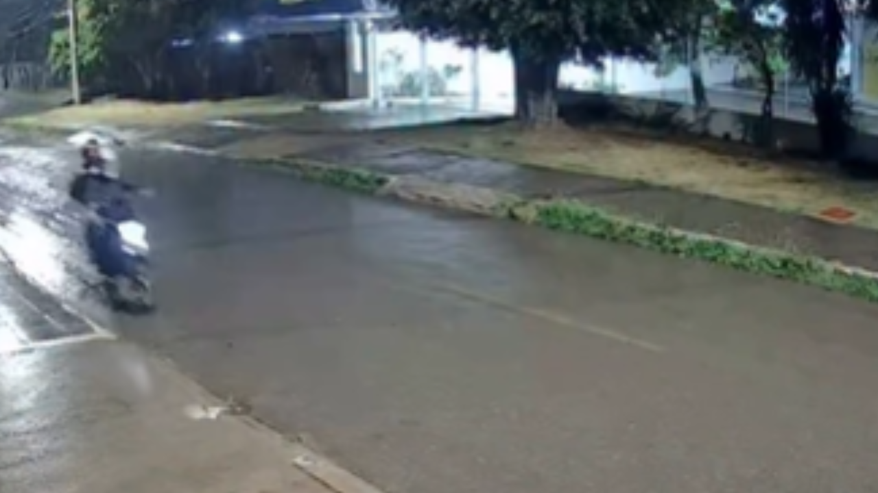 Vídeo: Momento de tensão: criminosos tentam assaltar homem que reage com pânico