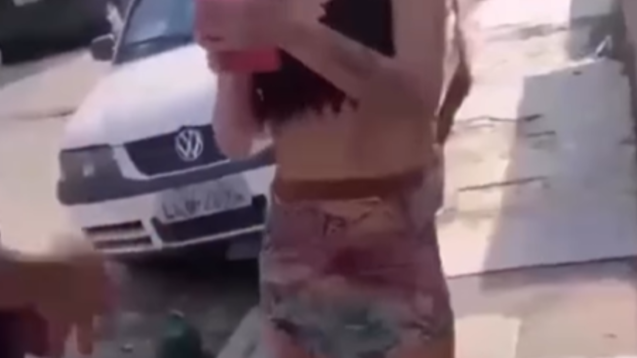 Vídeo mostra homem ao bater em mulher e afirmar que 'não é viadinho'