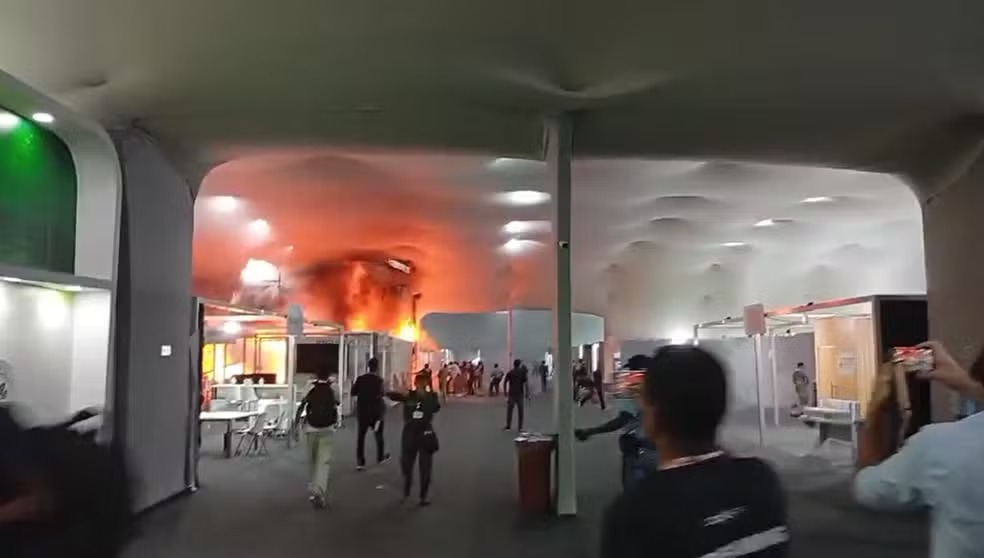 Incêndio de grandes proporções atinge pavilhão da COP30 em Belém