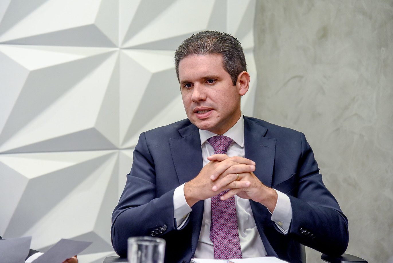 Sob pressão, Hugo Motta garante autonomia da PF em meio ao impasse do PL Antifacção