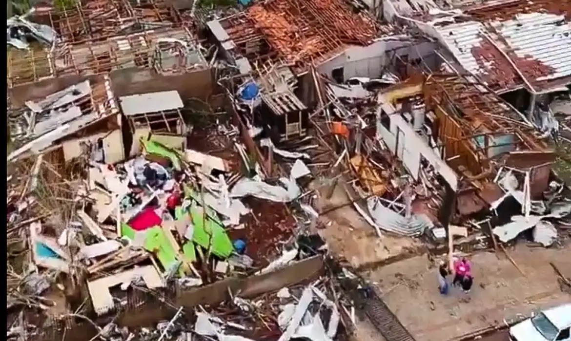Vídeo: tornado no Paraná, deixa mortos e destrói quase toda a área urbana