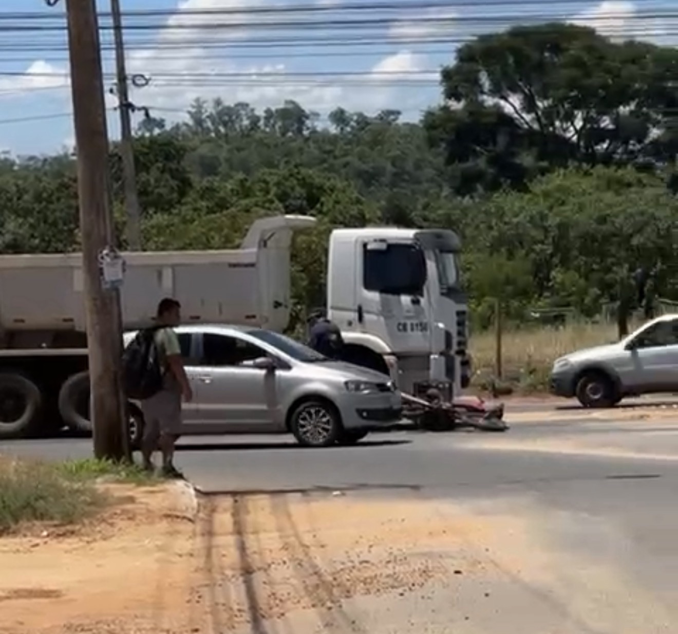 Vídeo: motociclista morre após ser esmagado por caminhão em rotatória entre Vera Cruz II e Nações Extensão