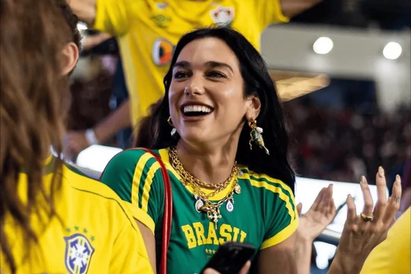 Dua Lipa vive tensão no Rio  e PM é acionada para escoltá-la em bar