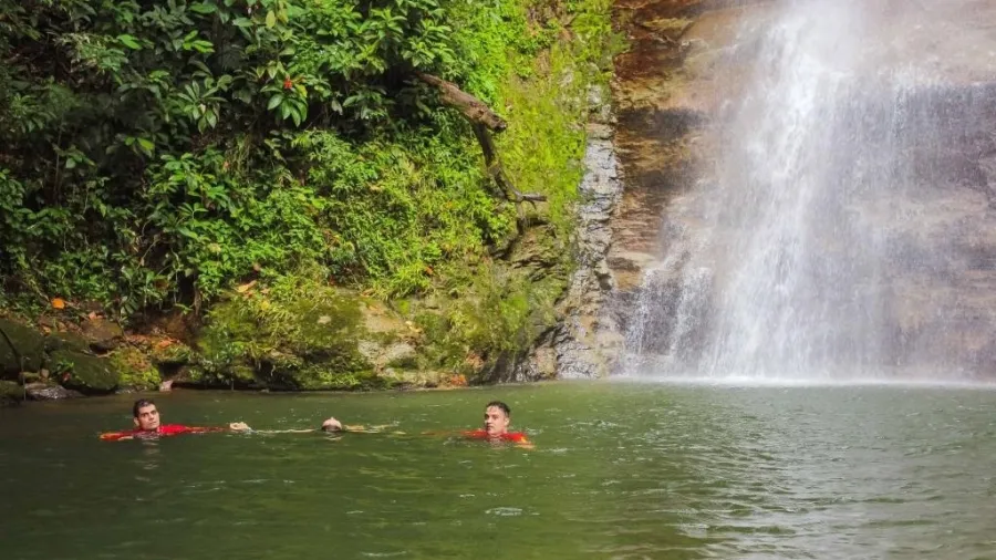 Jovem pula de cachoeira de cabeça e pode ficar paralítico