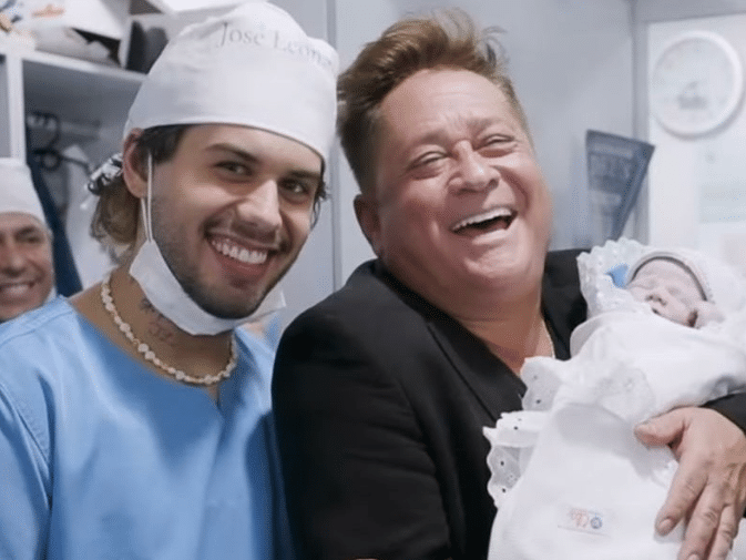 Leonardo é criticado por excluir neto Noah em postagem de família