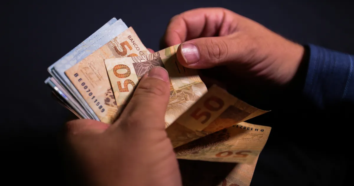 Brasileiros planejam uso do 13º salário entre dívidas, consumo e investimentos