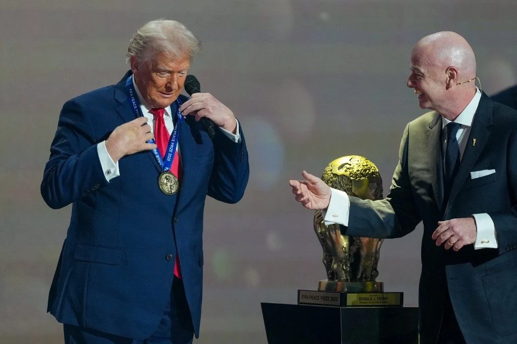 FIFA transforma prêmio da paz em ato político e contraditório ao entregá-lo a Trump