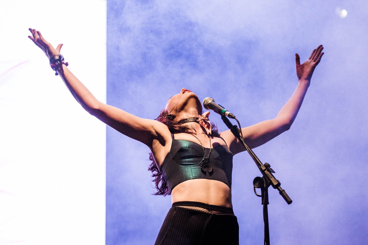 Salma Jô, ex-Carne Doce, revisita hits e canta inéditas no Cidade Rock
