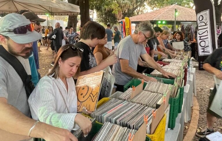 Feira Vinillândia realiza edição especial de Natal em Goiânia
