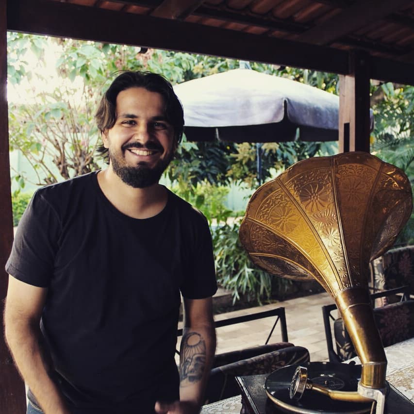 Leandro Menezes dribla algoritmos em livro que lança no Rensga Café, em Goiânia
