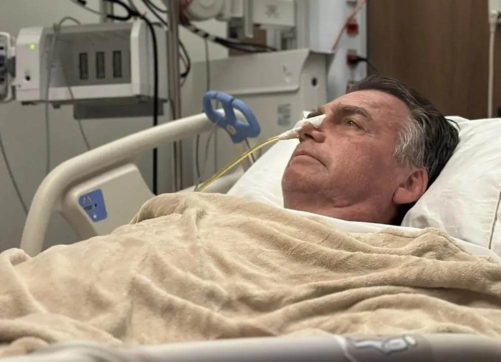 Cirurgia de Bolsonaro foi bem sucedida , e o procedimento contra soluços está adiado