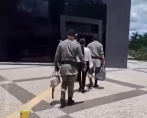 Casal é preso em flagrante com quase R$ 1 milhão em caminhonete
