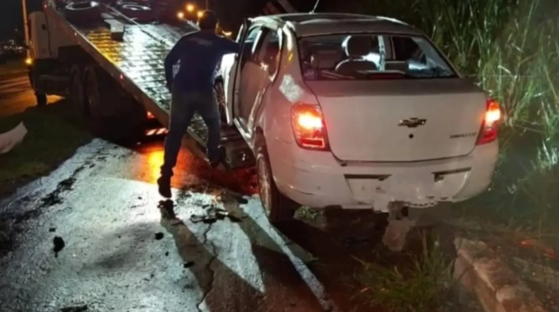 Carro capota em Jataí, motorista foge e pai tenta retirar veículo antes da polícia