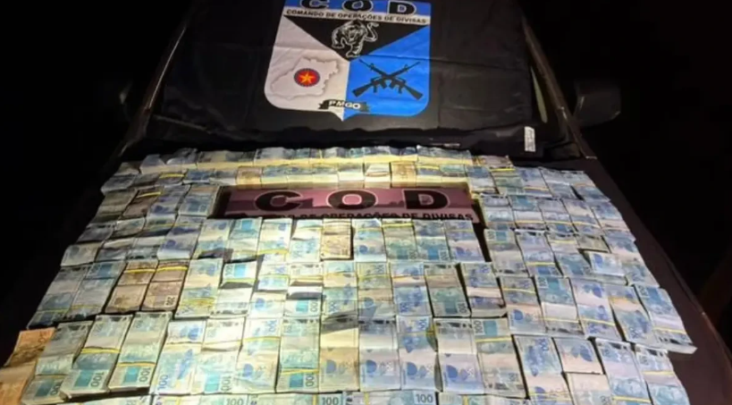 PM intercepta veículo e encontra R$ 1 milhão em malas em rodovia de Goiás