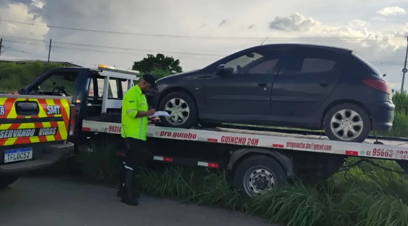 Homem abandona carro com quase 300 multas durante abordagem em Senador Canedo