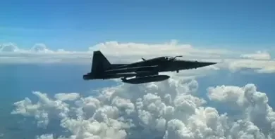 Influenciadora a caminho de Goiás filma caça brasileiro em treino de interceptação