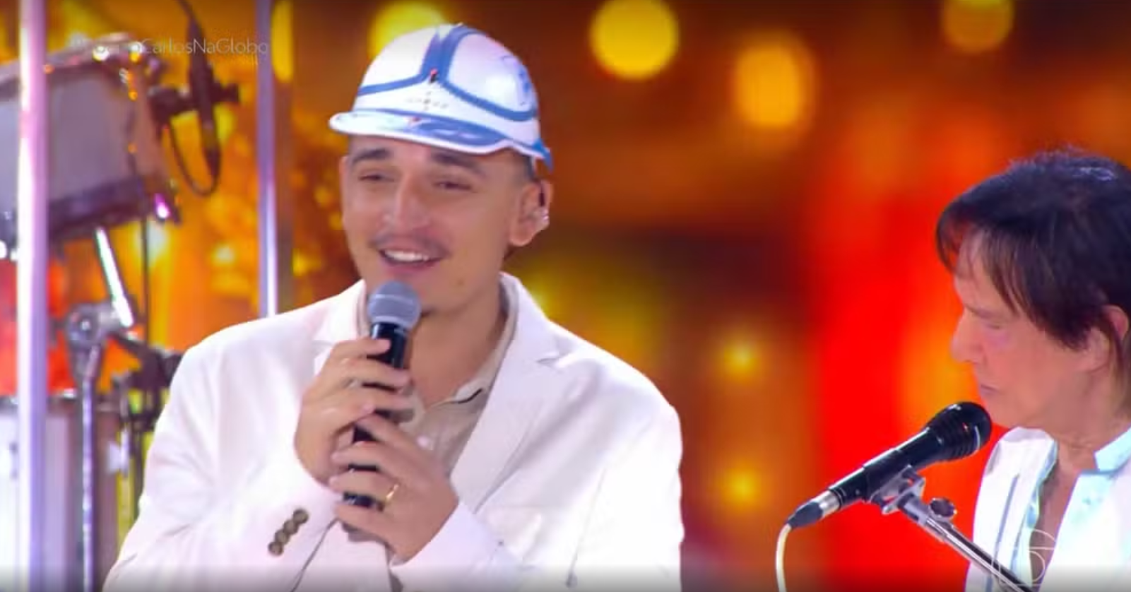 João Gomes divide palco com Roberto Carlos e marca noite de encontro entre gerações na Globo