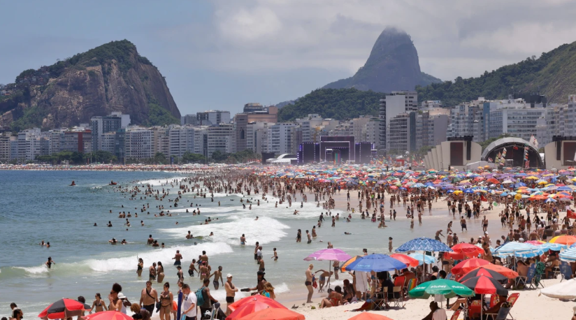 Réveillon do Rio reúne 2 milhões, tem ressaca no mar e operação com 28,7 mil agentes
