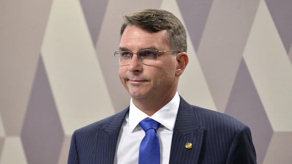 Flávio Bolsonaro se pronuncia sobre Trump e sobre retirada de sanções contra Moraes