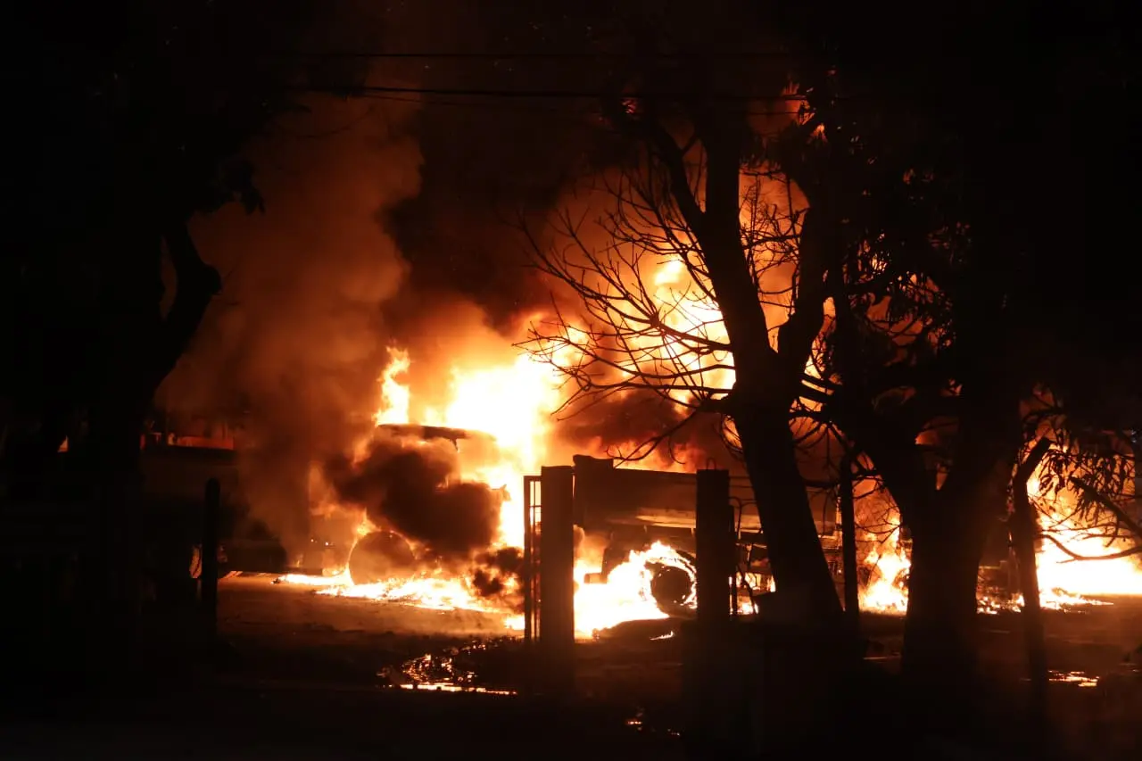 Incêndio atinge dez caminhões da Seinfra durante madrugada em Goiânia