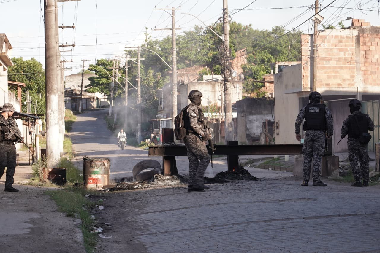 Operação Conteção no RJ tem intenso tiroteio e carros incendiados