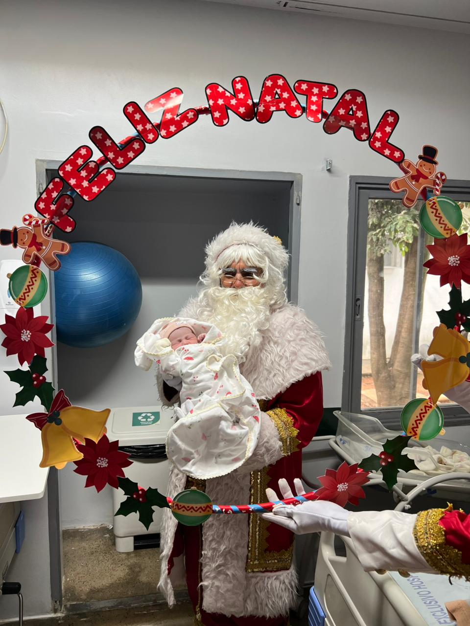 Visita do Papai Noel leva alegria e humanização ao Heja