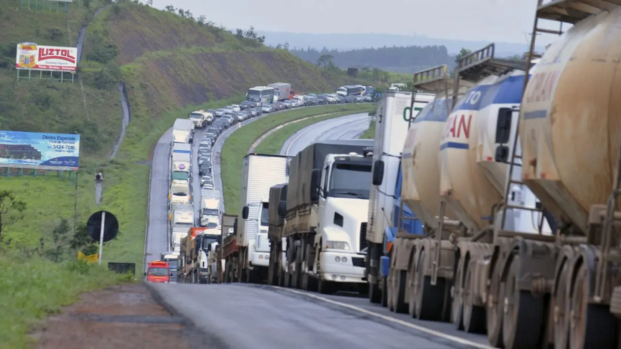 Principais líderes de caminhoneiros rejeitam greve convocada para esta quinta-feira (04/12)