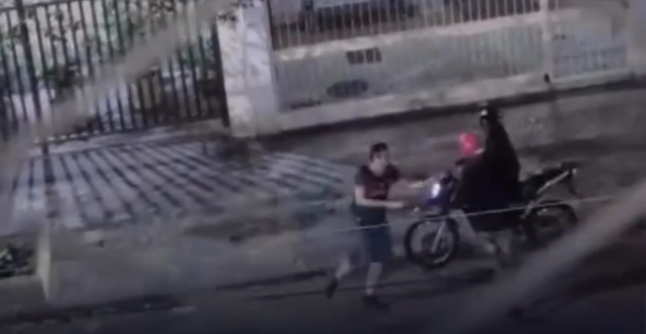 Vítima persegue assaltantes após insistir para não ser roubado