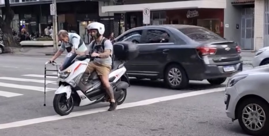 Professor usa moto como escudo para proteger idoso em travessia