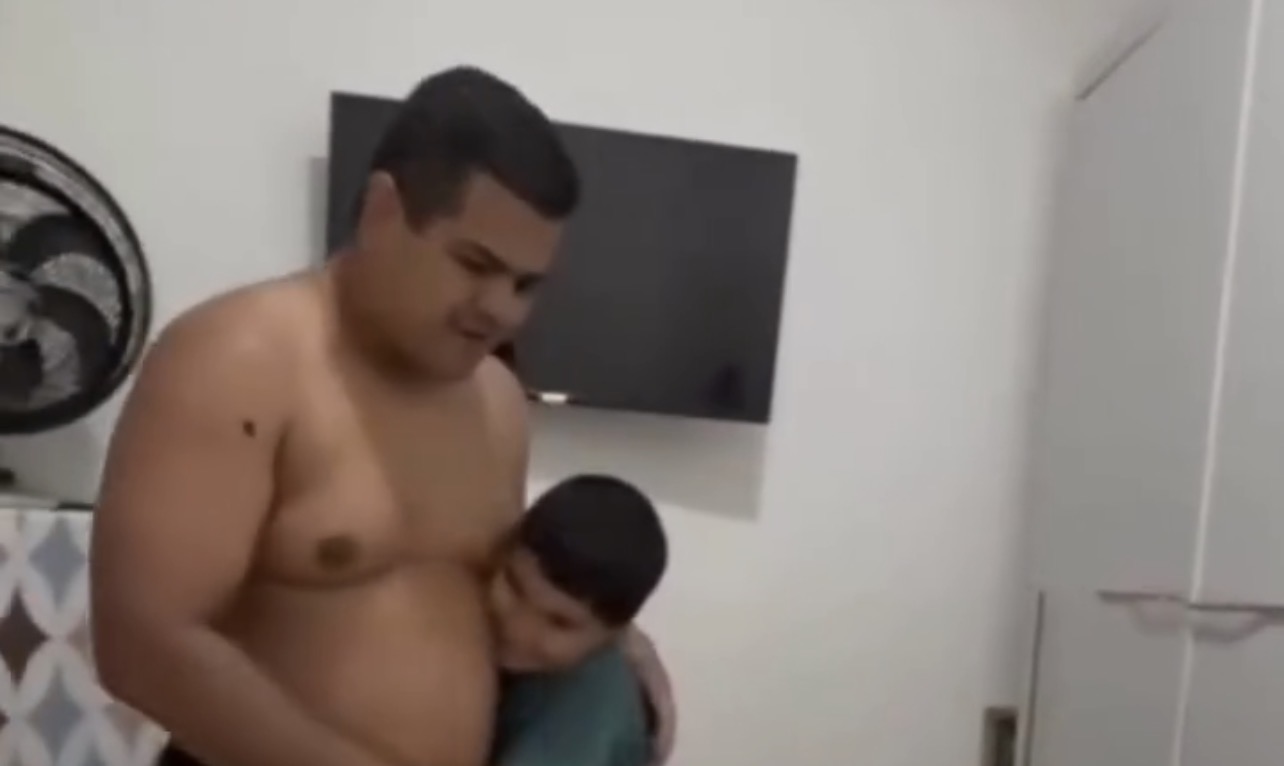 Pai chora ao presentear filho com PlayStation e cumpre sonho que nunca pôde ter