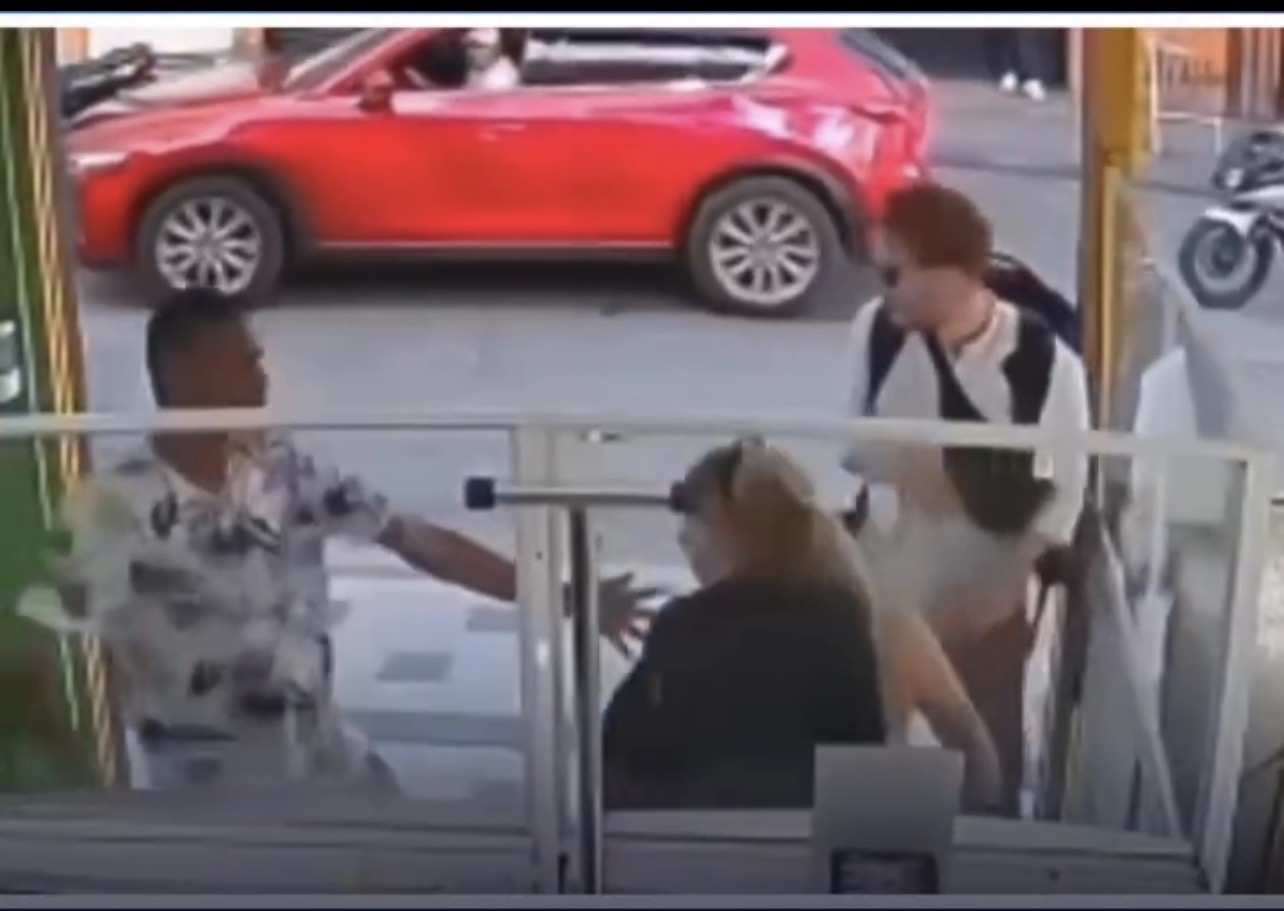 Namorado fica sem reação enquanto mulher enfrenta assaltante com faca na Colômbia