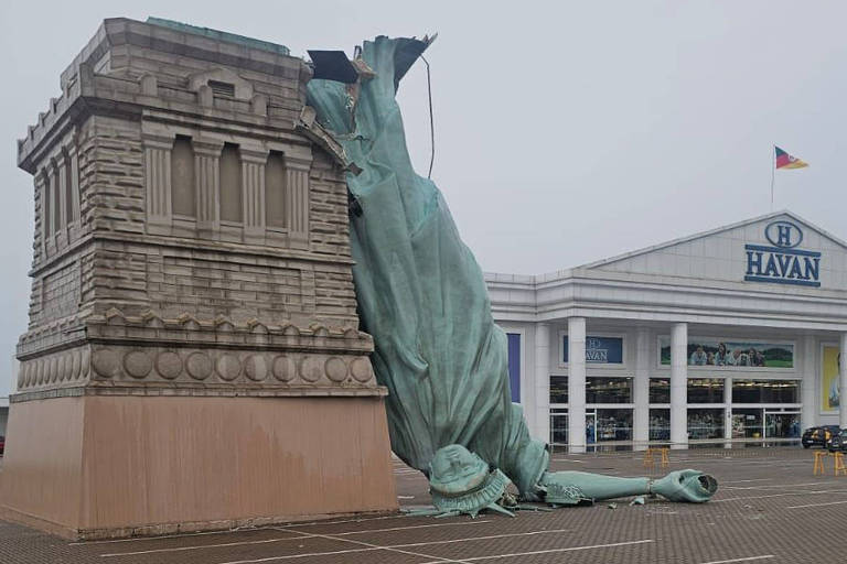 Estátua da Havan desaba durante temporal com ventos acima de 90 km/h no RS