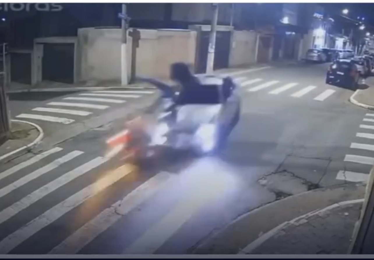 Motoqueiro é arremessado a metros de distância após colisão com carro em alta velocidade