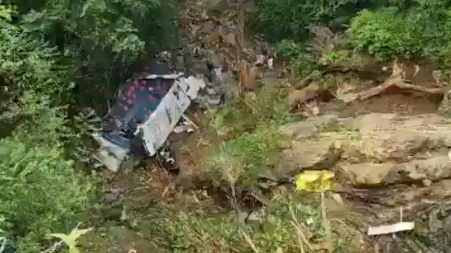 Ônibus cai de penhasco com estudantes e deixa 17 mortos