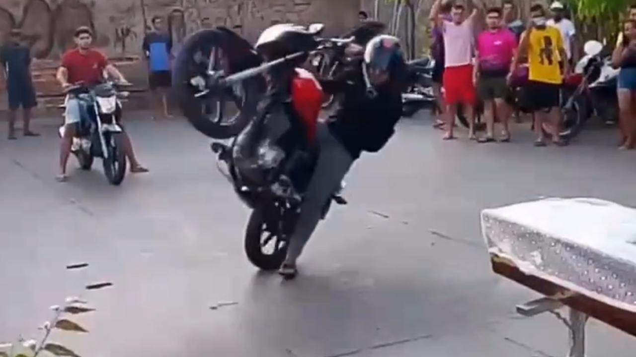Vídeo: Amigos fazem "Grau" em velório em homenagem a jovens motociclistas