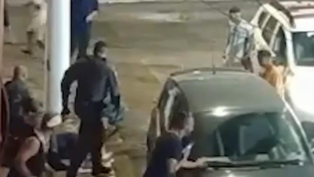 Vídeo: Homem morre após agredir policial e levar tiro em confronto