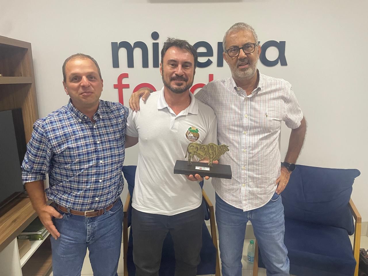 Fabiano Tavares, gestor do Confinamento Pontal, recebe o Prêmio Boi de Ouro da Minerva Foods