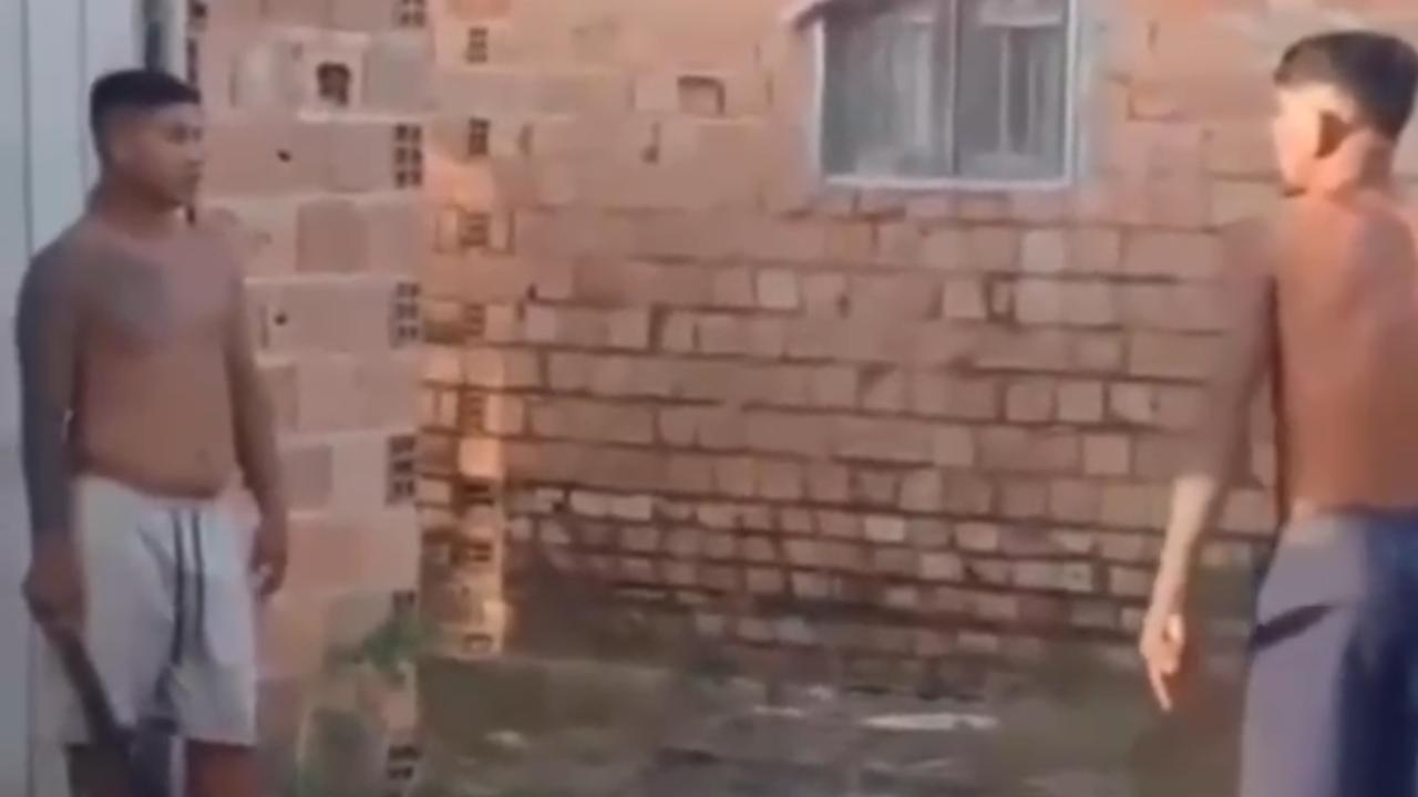 Vídeo: Briga com facões deixa homem em estado crítico de saúde