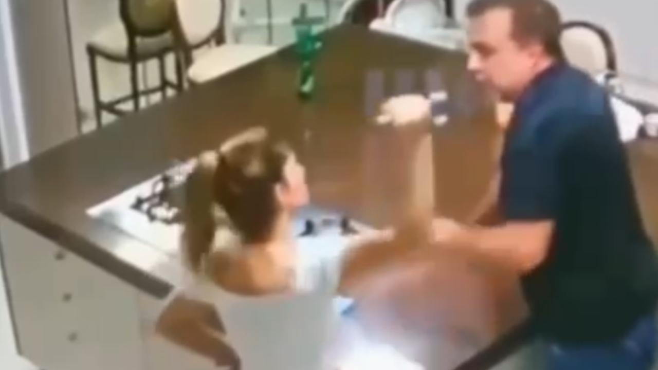 Vídeo: Imagens revelam ameaças com faca de ex-esposa de Carlinhos Cachoeira
