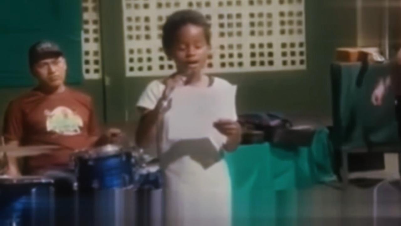 Vídeo: Estudante impressiona com performance vocal em ensaio