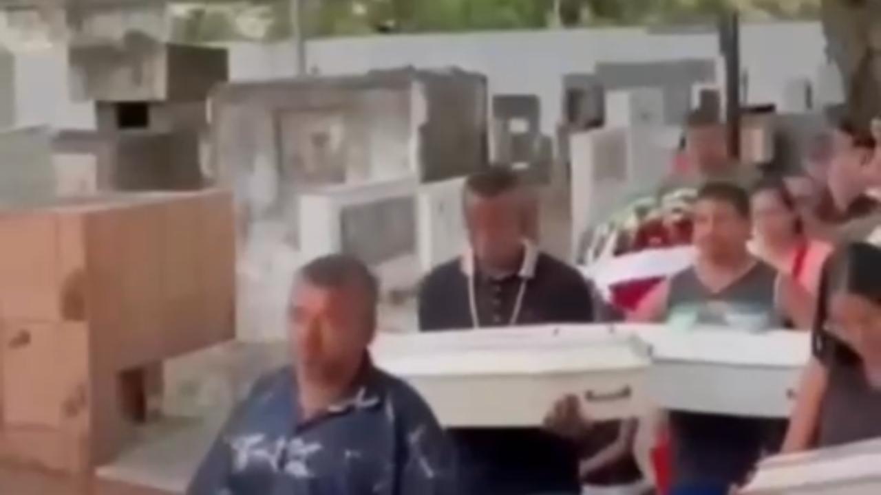 Vídeo: Comoção no enterro tem dor e revolta por mãe e quatro filhos mortos pelo marido