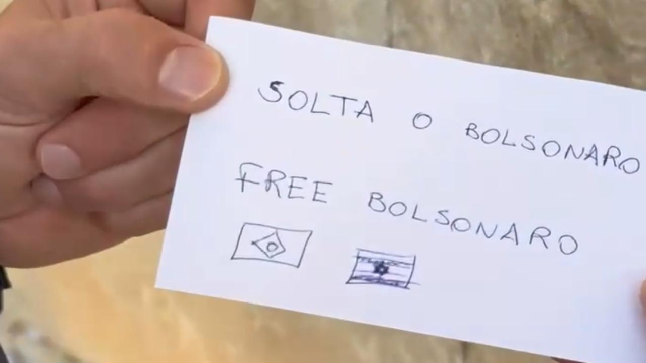 Vídeo: Eduardo Bolsonaro deixa bilhete no Muro das Lamentações por liberdade do pai