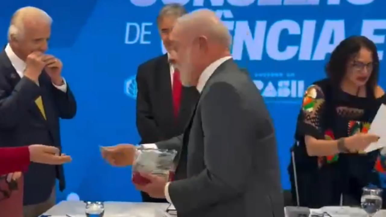 Vídeo: Presidente Lula atrasa e leva bananas para reunião do Conselho de Ciência