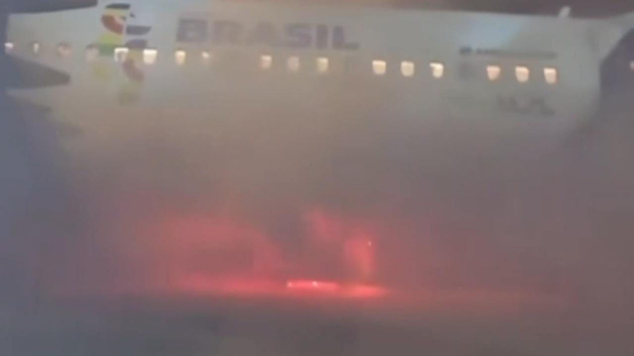 Vídeo: Avião da Latam pega fogo em motor durante decolagem em Guarulhos