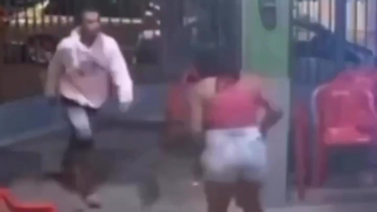 Vídeo: Homem tenta matar companheira com taco durante briga em bar