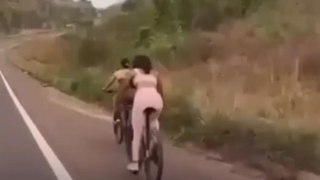 Vídeo: Motociclista invade contramão e atinge duas ciclistas em rodovia