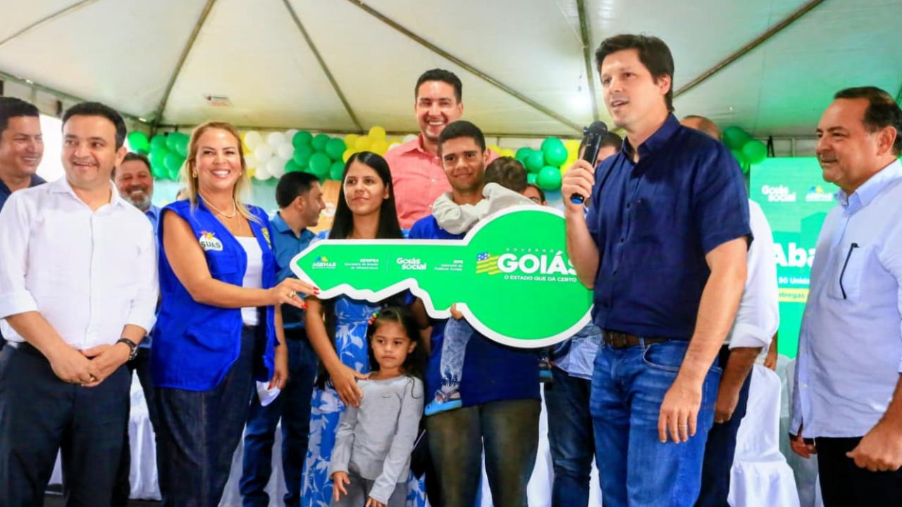 Daniel Vilela garante 95 casas a custo zero em Abadiânia e Silvânia