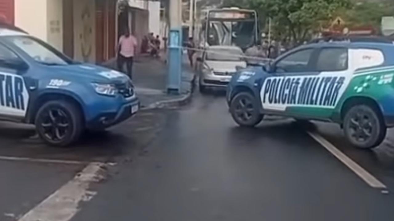 Moto colide com ônibus e mata duas pessoas em Aparecida de Goiânia
