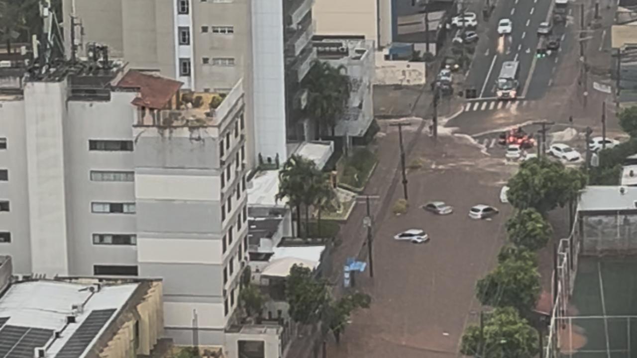 Vídeo: Tempestade é registrada na tarde deste sábado (06/12) em Goiânia; Rua 87 fica alagada