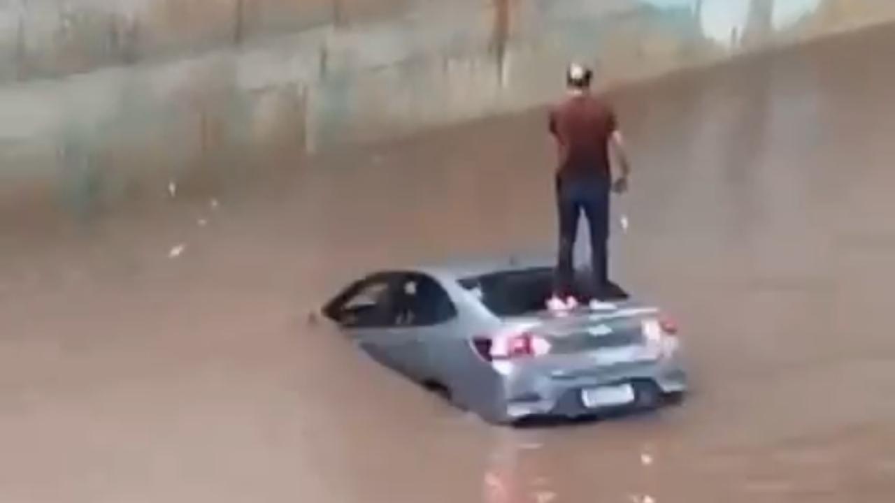 Vídeo: Chuva forte isola motorista e provoca alagamentos em Goiânia
